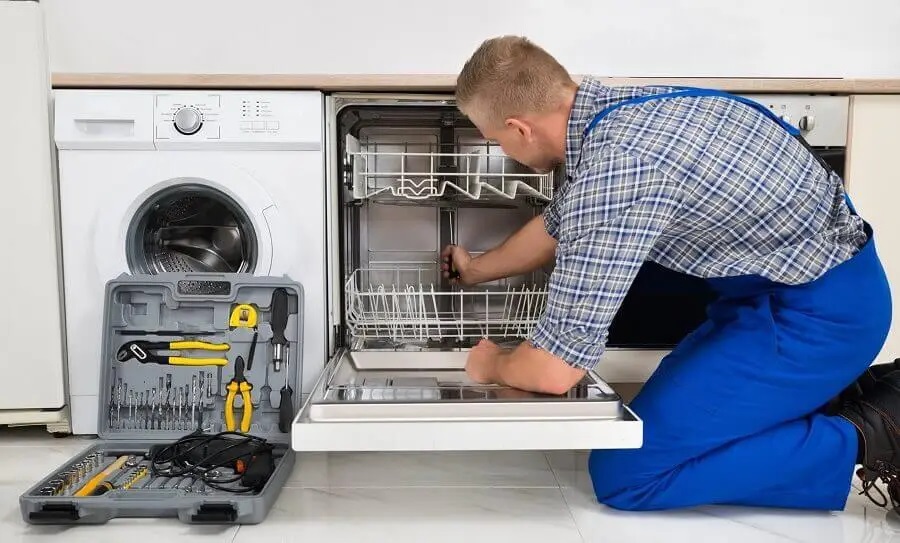 Selçuk Hotpoint servisi teknisyen ekibi beyaz eşya tamiri yaparken